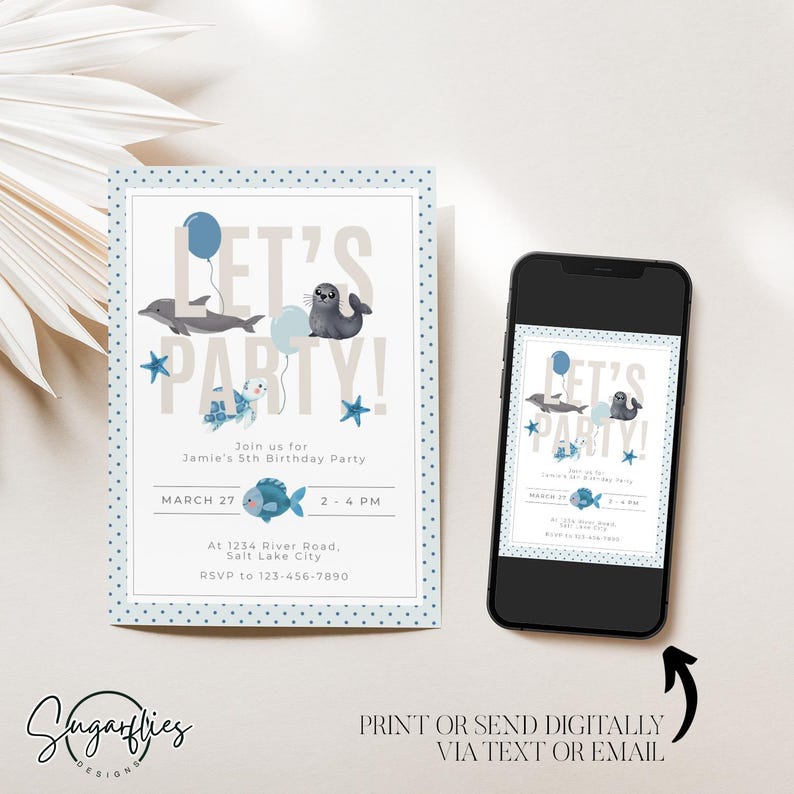 Pu&ograve; includere: Un invito a una festa di compleanno blu e bianco con un tema di animali marini. L'invito dice "Let's Party!" e presenta una foca, un delfino, una tartaruga e un pesce. L'invito include la data, l'ora e il luogo della festa.
