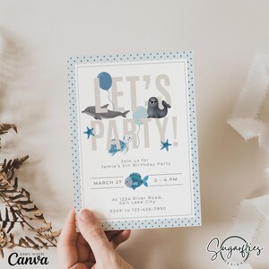 Pu&ograve; includere: Un invito a una festa di compleanno blu e bianco con uno sfondo blu chiaro e pois bianchi. L'invito dice "Let's Party!" con un delfino, una foca, una tartaruga e un pesce dei cartoni animati. L'invito include la data, l'ora e il luogo della festa.