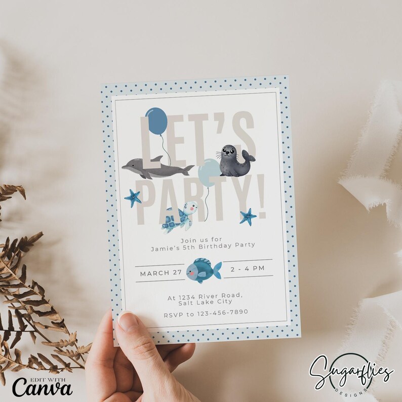 Pu&ograve; includere: Un invito a una festa di compleanno blu e bianco con uno sfondo blu chiaro e pois bianchi. L'invito dice "Let's Party!" con un delfino, una foca, una tartaruga e un pesce dei cartoni animati. L'invito include la data, l'ora e il luogo della festa.