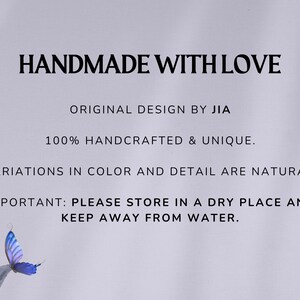 Puede incluir: Una tarjeta informativa de color morado claro con texto en negro que dice: HANDMADE WITH LOVE, ORIGINAL DESIGN BY JIA, 100% HANDCRAFTED & UNIQUE, VARIATIONS IN COLOR AND DETAIL ARE NATURAL, IMPORTANT: PLEASE STORE IN A DRY PLACE AND KEEP AWAY FROM WATER.