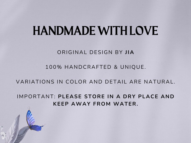 Puede incluir: Una tarjeta informativa de color morado claro con texto en negro que dice: HANDMADE WITH LOVE, ORIGINAL DESIGN BY JIA, 100% HANDCRAFTED & UNIQUE, VARIATIONS IN COLOR AND DETAIL ARE NATURAL, IMPORTANT: PLEASE STORE IN A DRY PLACE AND KEEP AWAY FROM WATER.