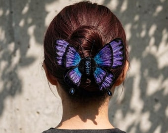 Presilha de cabelo Borboleta Nebulosa da Meia-Noite, Arte em Fibra em Camadas, Asas Articuladas, Brilho Roxo e Azul