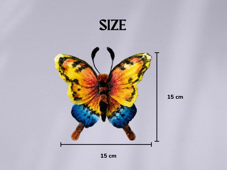 Puede incluir: Un adorno de mariposa con alas amarillas, naranjas y azules con marcas negras y dos antenas. El texto SIZE est&aacute; centrado sobre la mariposa. Las l&iacute;neas de medici&oacute;n indican una altura de 15 cm y una anchura de 15 cm para la mariposa.