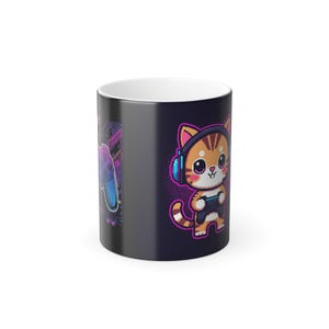 Puede incluir: Una taza de cerámica blanca con un asa negra y el texto "But First, Coffee" en negrita negra. La taza está sobre una superficie blanca. La taza mide aproximadamente 10 cm de alto.