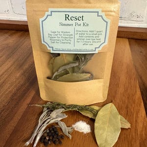 Peut inclure: Ensemble de trois mugs en céramique avec une finition mate et mouchetée. Les tasses sont de couleur crème, gris clair et gris foncé. Chaque mug a un design minimaliste et une anse arrondie.