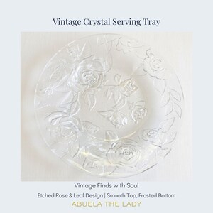 Puede incluir: Bandeja de servir de cristal transparente vintage con un diseño de rosas y hojas grabado. La bandeja tiene una parte superior lisa y una base esmerilada. El texto "Vintage Crystal Serving Tray" está en la parte superior de la imagen.