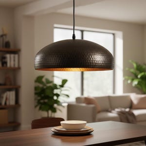 Wisząca lampa z kopułą z kutej miedzi i mosiężnym wnętrzem | Designerskie oświetlenie do wyspy kuchennej, jadalni i nowoczesnego wystroju rustykalnego