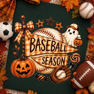 Op de afbeelding: Een donkergroene achtergrond met een grafisch ontwerp met de tekst BASEBALL SEASON op een geruite wimpel. De illustratie bevat een honkbal, een geest die een pompoen vasthoudt, een pompoen, een honkbalhandschoen en een lolly.