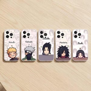 Könnte beinhalten: Fünf transparente Handyhüllen mit Cartoon-Charakter-Designs. Jede Hülle zeigt einen anderen Charakter: Naruto, Kakashi, Sasuke, Madara und Itachi. Die Namen der Charaktere sind auf den Hüllen aufgedruckt.