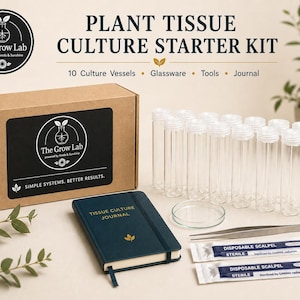 Może przedstawiać: Zestaw startowy do hodowli tkankowej roślin zawierający brązowe kartonowe pudełko z logo The Grow Lab, dziesięć przezroczystych cylindrycznych naczyń hodowlanych, szklaną szalkę Petriego, metalową pęsetę, dwa sterylne skalpele jednorazowe oraz ciemnoniebieski dziennik hodowli tkankowej.