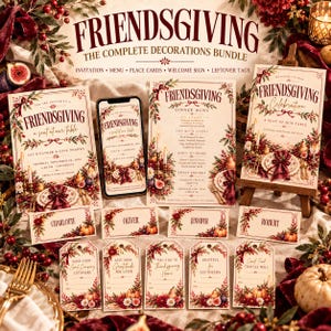 Puede incluir: Un paquete de decoración de Friendsgiving que incluye invitación, menú, letrero de bienvenida, tarjetas de lugar y etiquetas. Cada artículo muestra un borde floral y de frutas con el texto Friendsgiving.