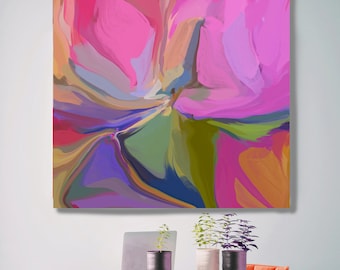 Op de afbeelding: Abstract schilderij met draaiende kleuren in roze, paars, blauw, groen en oranje. Het schilderij hangt aan een witte muur boven een witte tafel met vier stoelen.