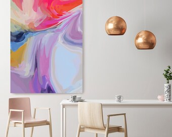 Può includere: Un tavolo da pranzo bianco con due sedie, una rosa e una in legno chiaro. Due lampadari in rame pendono sopra il tavolo. Un dipinto astratto con colori rosa, viola, blu e giallo è appeso al muro dietro il tavolo.
