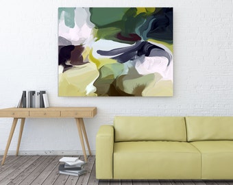 Puede incluir: Pintura abstracta con colores verde, azul, amarillo y blanco. La pintura está colgada en una pared de ladrillo blanco sobre un escritorio de madera marrón claro y un sofá verde claro.