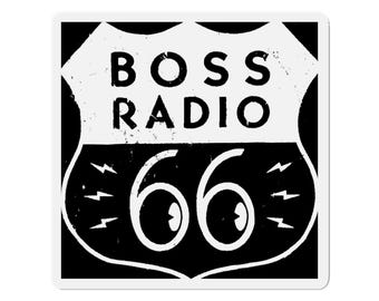 Boss Radio 66 gestanste magneet | Retro routeschild, zwart-wit