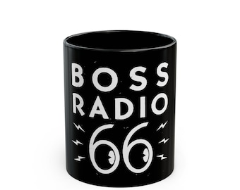 Boss Radio 66-mok | Vintage radiologo op zwarte koffiekop