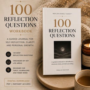 Puede incluir: Un cuaderno blanco titulado "100 Preguntas de Reflexión" con letras doradas, una imagen de la luna y el texto "English Edition". El libro está sobre una bandeja beige con una vela encendida y una taza de café.