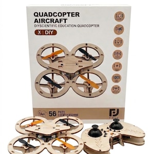 K&ouml;nnte beinhalten: Ein DIY-Holz-Quadrocopter-Bausatz mit dem Text "QUADCOPTER AIRCRAFT DIYSCIENTIFIC EDUCATION QUADCOPTER". Das Set enth&auml;lt ein Quadrocopter-Modell, eine Fernbedienung und eine Box mit Montageanleitung. Die Box hat die Ma&szlig;e 13,5x13,5x5,0cm.