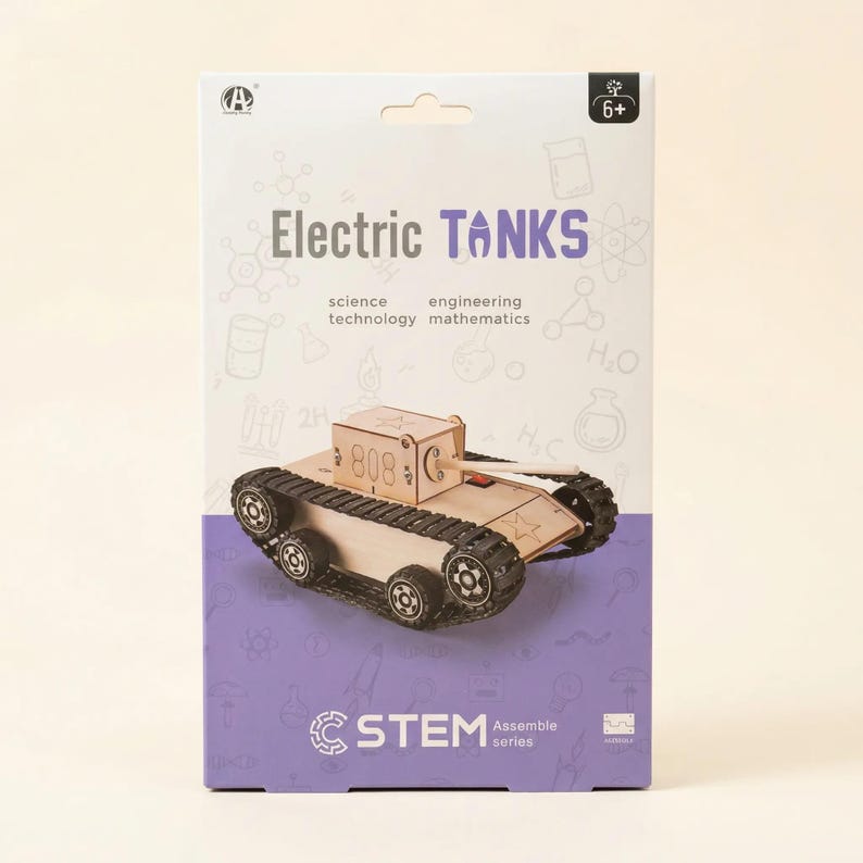Może przedstawiać: Zapakowany zestaw STEM Electric Tanks z serii montażowej. Pudełko jest biało-fioletowe, z napisem "Electric Tanks" dużymi fioletowymi literami. Zestaw zawiera drewniany model czołgu z czarnymi kołami i numerem "808". Zestaw jest dla dzieci w wieku 6+.