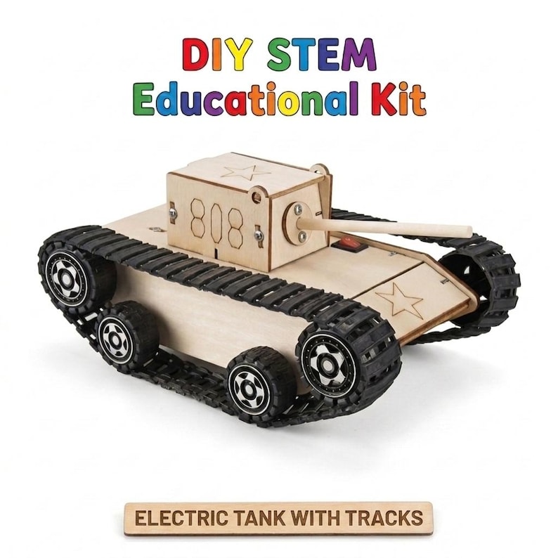 Może przedstawiać: Zestaw edukacyjny DIY STEM z drewnianym elektrycznym czołgiem z gąsienicami. Czołg ma jasnobrązowy korpus, czarne gąsienice i koła. Tekst "DIY STEM Educational Kit" znajduje się na g&oacute;rze, a "ELECTRIC TANK WITH TRACKS" na dole.