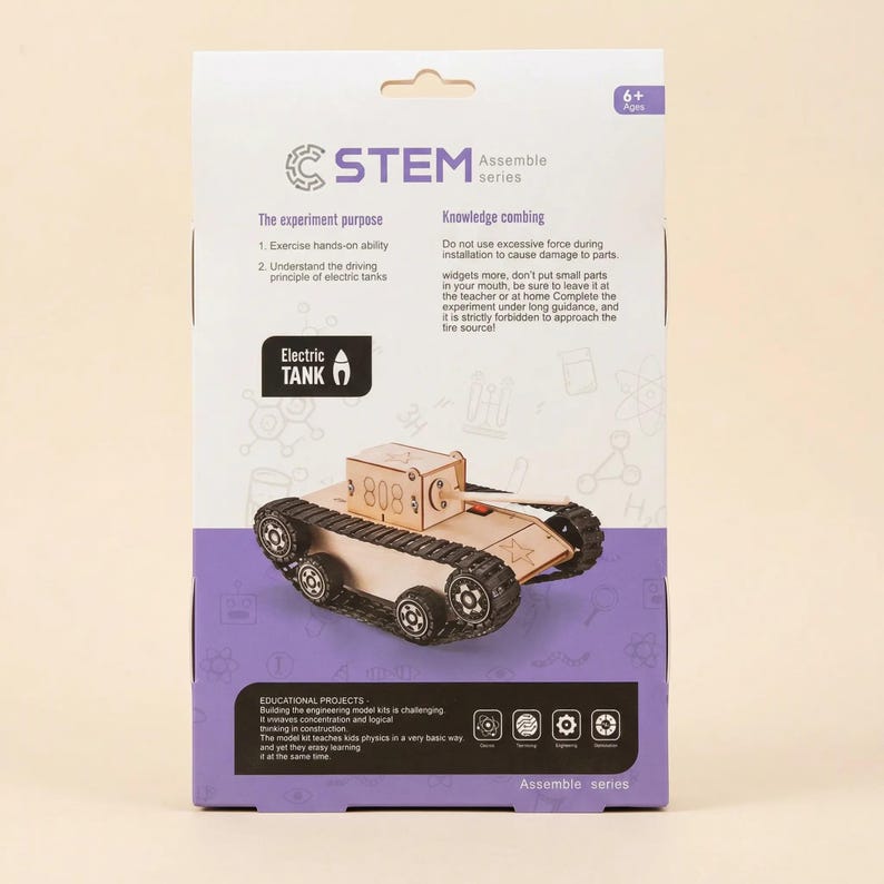 Może przedstawiać: Zestaw edukacyjny STEM Assemble z modelem Electric Tank. Pudełko jest biało-fioletowe, z tekstem opisującym cel eksperymentu i instrukcje bezpieczeństwa. Model czołgu wykonany jest z jasnego drewna z czarnymi kołami.