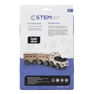 Peut inclure: Un kit de la s&eacute;rie STEM Assemble avec un petit mod&egrave;le de train en bois. La bo&icirc;te contient du texte sur le but de l'exp&eacute;rience et des consignes de s&eacute;curit&eacute;. Le train a une locomotive blanche et deux wagons bruns avec des roues noires.