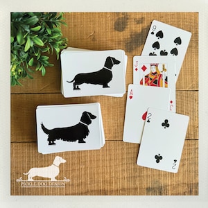 Doxie. Naipes (perro, dachshund de pelo largo, estilo vintage, perro salchicha, silueta de perro, naipes para una noche de juegos, obsequio de fiesta, regalo de cumpleaños)
