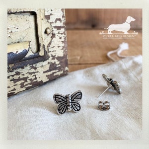 Prachtige vlinder. Oorbellen naaien -- (vintagestijl, zilver, rustiek, insect, zomer, insectensieraden, monarch, verjaardagscadeau voor haar jonger dan 5 jaar)