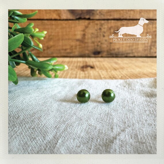 Green Pearl. Post Earrings