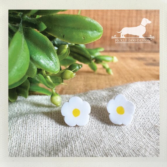 White Daisy. Post Earrings