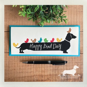 Langer Doxie, kleiner Piepmatz. Grußkarte -- (Personalisiert, Geburtstagskarte, Vögel, Happy Bird Day, Doxie, Dackel, Vintage-Style, Dackel)