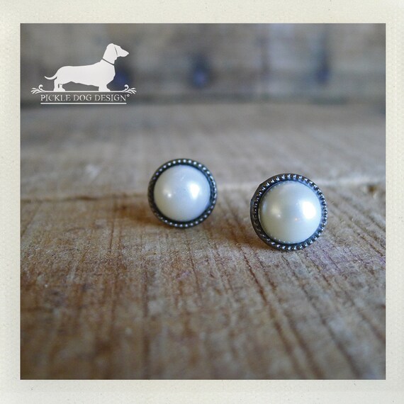 Classic Pearl. Post Earrings