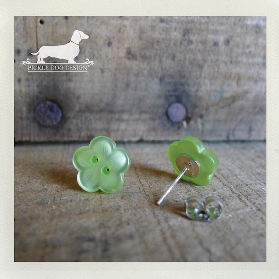 DOLLAR DEAL! Green Blossoms. Flower Post Earrings