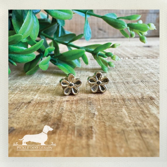 Gold Flower. Post Earrings