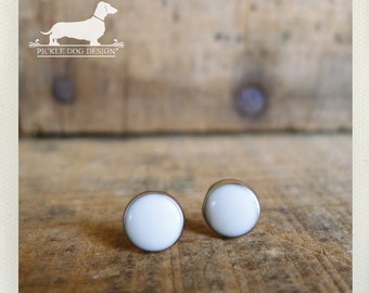 KORTING! Imperfect White Out Post-oorbellen: zilveren en witte cirkelstekers, nikkelvrij