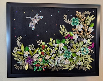 Decorazione murale vintage con bouquet di fiori e spilla, composizione floreale gioiello, decorazione a foglia in filigrana.