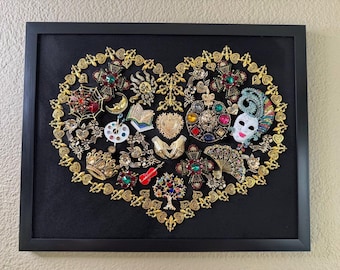Vintage smycken hjärtkonst inramad symbolisk väggdekor, handgjord broschkollage, maskerad- och musik 3D-konst, unik återvunnen present till henne
