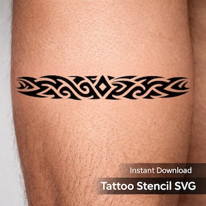 Könnte beinhalten: Schwarzes Stammes-Tattoo-Schablonen-Design. Das Design zeigt ein sich wiederholendes Muster aus geschwungenen Linien, Rauten und Wirbeln. Der Text "Sofort-Download" und "Tattoo Stencil SVG" befindet sich am unteren Rand des Bildes.