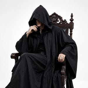 Peut inclure: Une longue cape à capuche noire unie avec des manches larges et un ourlet pleine longueur. Le vêtement présente une capuche profonde qui masque le haut du visage, un col structuré et une silhouette fluide tombant jusqu'au sol en tissu opaque.