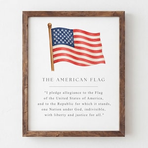 Może przedstawiać: Oprawiony wydruk ścienny z akwarelową ilustracją flagi amerykańskiej na drewnianym maszcie. Pod flagą znajduje się napis THE AMERICAN FLAG, a poniżej pełny tekst przysięgi wierności (Pledge of Allegiance) czcionką szeryfową w kolorze czarnym.