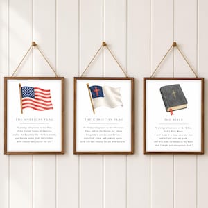 Può includere: Tre insegne rettangolari con cornice in legno appese con spago. La prima mostra una bandiera americana e il giuramento di fedeltà. La seconda mostra una bandiera cristiana e un giuramento. La terza mostra un'illustrazione della Bibbia e un versetto.