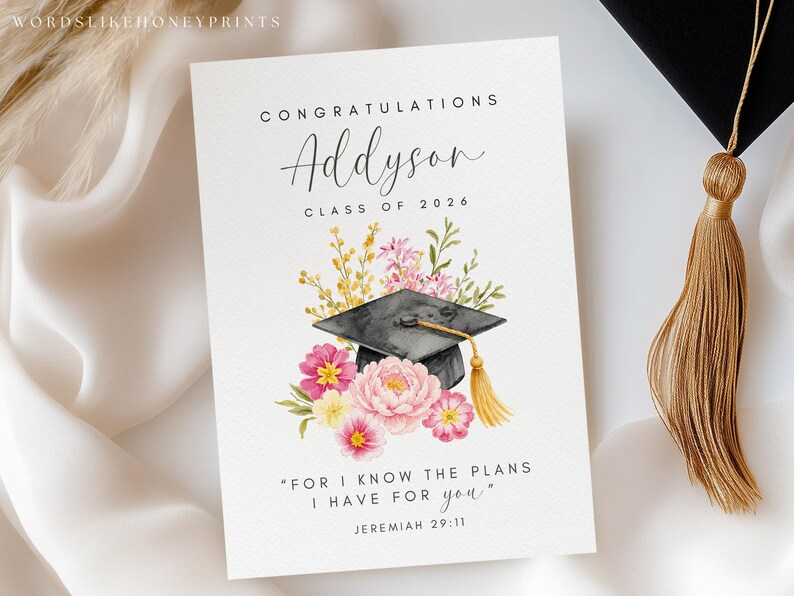 Puede incluir: Tarjeta de graduaci&oacute;n con el nombre "Addyson" y "Clase de 2026" en escritura elegante. La tarjeta presenta una ilustraci&oacute;n de acuarela de un birrete, flores y una borla. Tambi&eacute;n se incluye la cita "Porque yo s&eacute; los planes que tengo para vosotros".