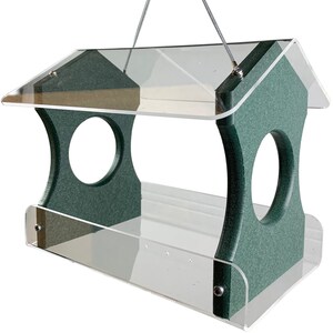 K&ouml;nnte beinhalten: Ein gr&uuml;ner Acryl-Vogelfutterspender mit einem klaren Acryl-Dach und einem klaren Acryl-Sockel. Der Futterspender hat zwei F&uuml;tterungspunkte und h&auml;ngt an einem Draht.
