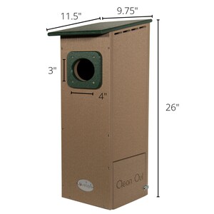 Puede incluir: Una casa para p&aacute;jaros de color marr&oacute;n y verde con una abertura de 10 cm y una puerta de limpieza. La casa para p&aacute;jaros tiene 66 cm de alto, 25 cm de ancho y 29 cm de profundidad.
