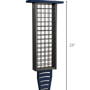Może przedstawiać: Karmnik dla ptak&oacute;w w kolorze niebieskim i szarym z karmnikiem z siatki drucianej i tacą na dole. Karmnik ma 58,4 cm wysokości, 20,9 cm szerokości i 7 cm głębokości.