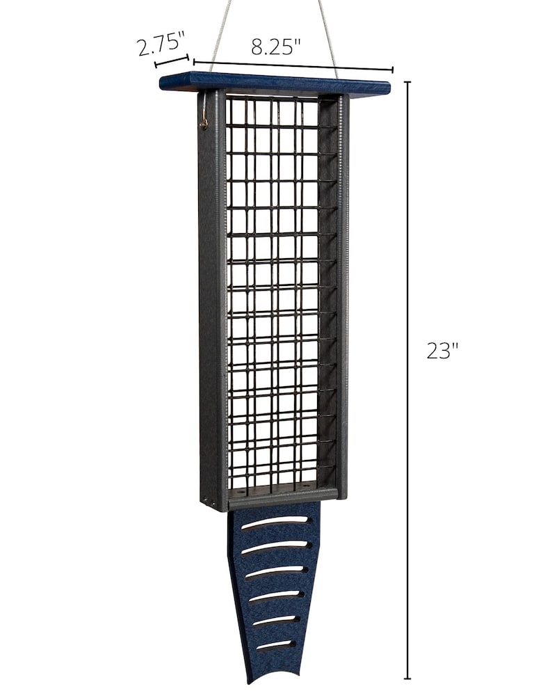 Może przedstawiać: Karmnik dla ptak&oacute;w w kolorze niebieskim i szarym z karmnikiem z siatki drucianej i tacą na dole. Karmnik ma 58,4 cm wysokości, 20,9 cm szerokości i 7 cm głębokości.