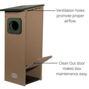 Puede incluir: Una casa para p&aacute;jaros de color marr&oacute;n y verde con una puerta con bisagras para facilitar la limpieza. La casa para p&aacute;jaros tiene agujeros de ventilaci&oacute;n para promover el flujo de aire.