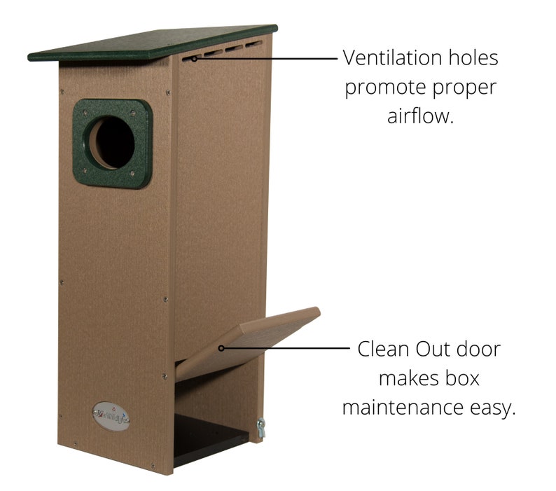 Puede incluir: Una casa para p&aacute;jaros de color marr&oacute;n y verde con una puerta con bisagras para facilitar la limpieza. La casa para p&aacute;jaros tiene agujeros de ventilaci&oacute;n para promover el flujo de aire.