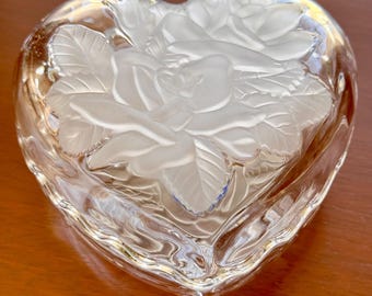 Caja para joyas vintage Mikasa Studio Nova Winter Rose de cristal con forma de corazón, con caja original, plato de vidrio esmerilado repujado, fabricado en Japón.