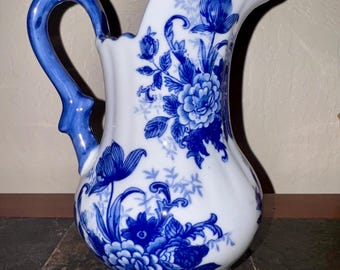 Pichet floral bleu et blanc en porcelaine
